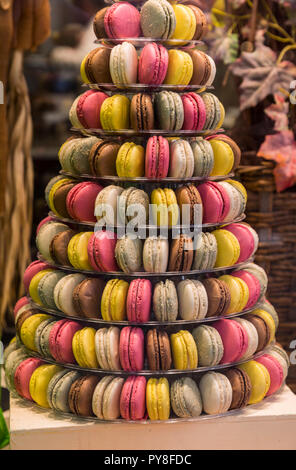 Macaron torte in negozio Foto Stock