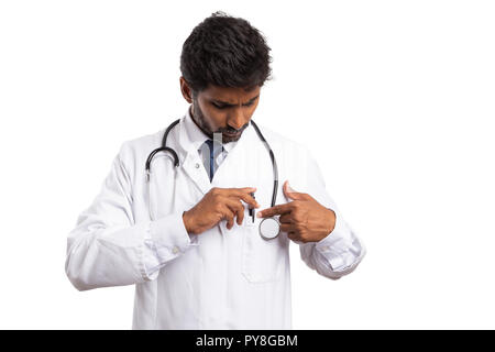 Uomo indiano medico ottenere pronto come mettere la penna in tasca sul petto del cappotto medico isolato su bianco di sfondo per studio Foto Stock