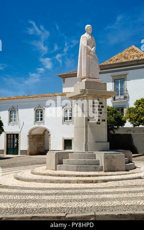 Largo da Sé, la piazza della cattedrale, Faro. La statua di Vescovo D. Francisco Gomes de Avelar, Faro, Algarve, PORTOGALLO Foto Stock
