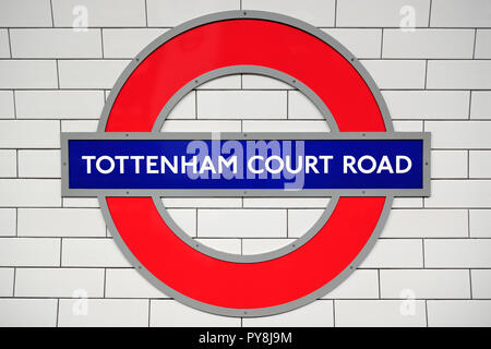 Stazione di Tottenham Court Road Sign, London, Regno Unito Foto Stock