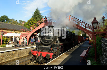 LMS Classe 5MT n. 5428 'Eric Treacy' passando attraverso la stazione di Goathland con un treno merci dimostrativo, 28th settembre 2018. Foto Stock