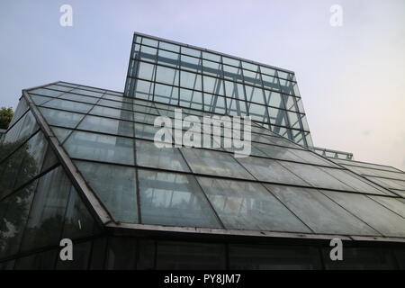 Edificio in vetro al Parco Menteng in Giacarta Foto Stock