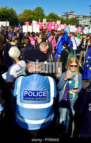 La polizia liaison officer presso il voto popolare marzo a Londra, Inghilterra, Regno Unito. Il 22 ottobre 2018 Foto Stock