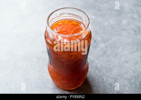 Carota e confettura di rose in vaso / marmellate miste. Alimenti biologici per la prima colazione. Foto Stock