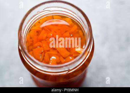 Carota e confettura di rose in vaso / marmellate miste. Alimenti biologici per la prima colazione. Foto Stock