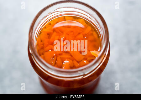 Carota e confettura di rose in vaso / marmellate miste. Alimenti biologici per la prima colazione. Foto Stock