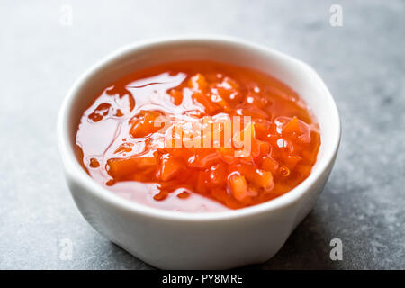 Carota e confettura di rose in vaso in ceramica / marmellate miste. Alimenti biologici. Foto Stock