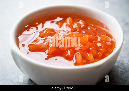 Carota e confettura di rose in vaso in ceramica / marmellate miste. Alimenti biologici. Foto Stock