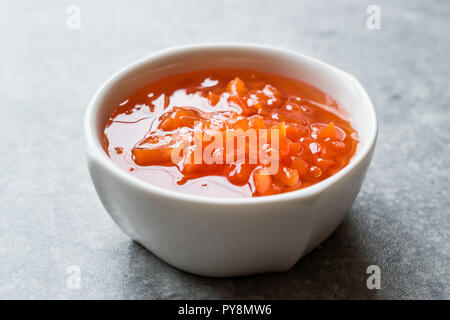 Carota e confettura di rose in vaso in ceramica / marmellate miste. Alimenti biologici. Foto Stock