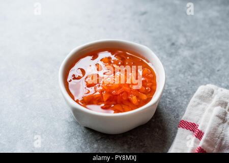 Carota e confettura di rose in vaso in ceramica / marmellate miste. Alimenti biologici. Foto Stock