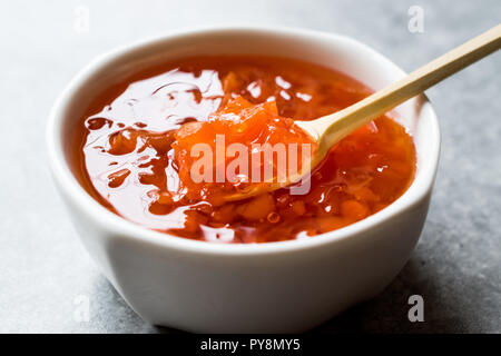 Carota e confettura di rose in vaso in ceramica / marmellate miste. Alimenti biologici. Foto Stock