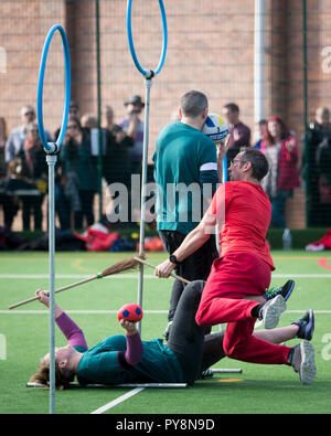 21/10/18 tenta di sfidare la forza di gravità sul loro broomsticks maghi e streghe dal Serpeverde e Grifondoro team battaglia per la gloria la cerimonia inaugurale m Foto Stock