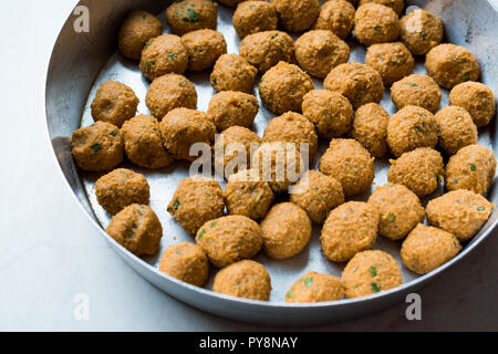 Cibo turco polpette di carne con Bulgur e pasta di lenticchie / Mercimek Koftesi chiamato anche falafel. Tradizionale cibo organico. Foto Stock