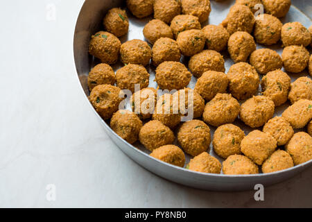 Cibo turco polpette di carne con Bulgur e pasta di lenticchie / Mercimek Koftesi chiamato anche falafel. Tradizionale cibo organico. Foto Stock
