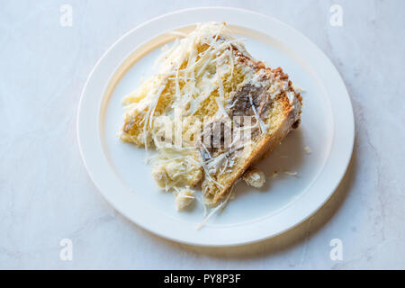 Il cioccolato bianco Banana fetta di torta con crema. Concetto di dessert. Foto Stock