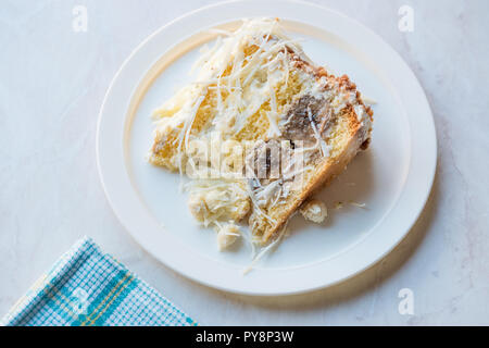 Il cioccolato bianco Banana fetta di torta con crema. Concetto di dessert. Foto Stock