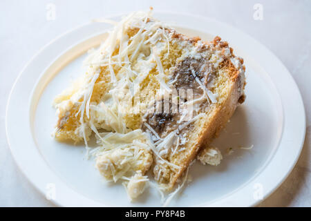 Il cioccolato bianco Banana fetta di torta con crema. Concetto di dessert. Foto Stock