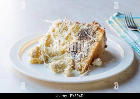 Il cioccolato bianco Banana fetta di torta con crema. Concetto di dessert. Foto Stock