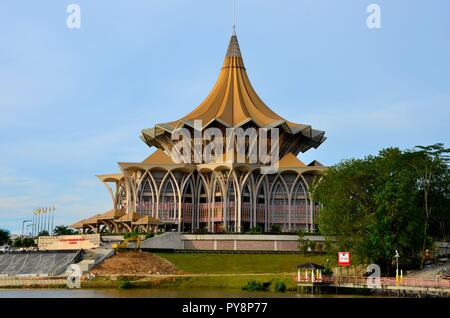 Stato di Sarawak legislativo assemblea parlamentare edificio sulla sponda nord del fiume Kuching Malesia Foto Stock