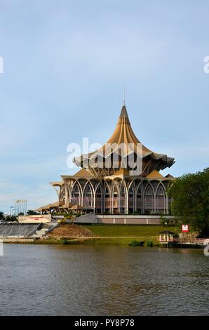 Stato di Sarawak legislativo assemblea parlamentare edificio sulla sponda nord del fiume Kuching Malesia Foto Stock