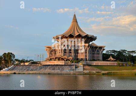 Stato di Sarawak legislativo assemblea parlamentare edificio sulla sponda nord del fiume Kuching Malesia Foto Stock