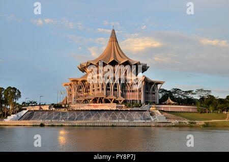 Stato di Sarawak legislativo assemblea parlamentare edificio sulla sponda nord del fiume Kuching Malesia Foto Stock