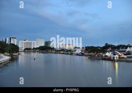 I pedoni a piedi lungo la passeggiata lungomare Corniche del Fiume Sarawak Kuching Malesia Foto Stock