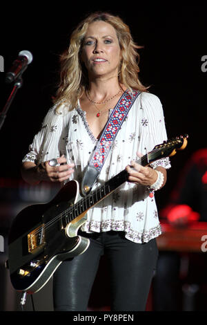 Sheryl Crow esegue in concerto presso l'anfiteatro di Cruzan in West Palm Beach, Florida il 13 settembre 2014. Foto Stock