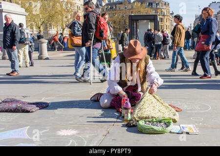 Artista di strada a Londra in Trafalgar Square, Londra, Regno Unito. Foto Stock