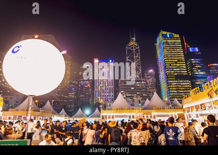 Hong Kong, Cina - 25 ottobre 2018 :la gente di affari godere il cibo e il vino in Hong Kong Wine & Dine Festival 2018 dopo il lavoro. Foto Stock