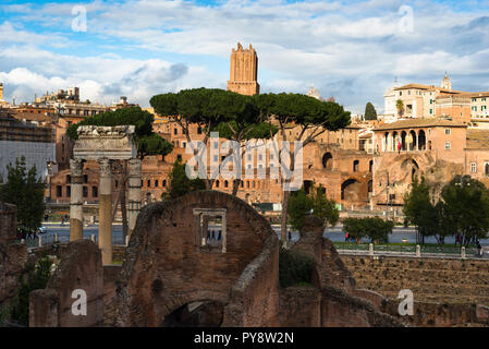 Roma antica skyline della città con il Foro di Traiano. Roma. Lazio. L'Italia. Foto Stock