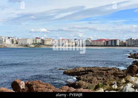 Vista autunnale DI UNA Coruña e della spiaggia di Riazor dal lungomare. Galizia, Spagna. Foto Stock