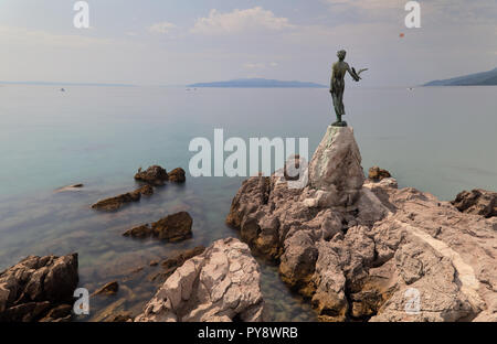 Statua di fanciulla con un gabbiano in Opatija, Croazia Foto Stock