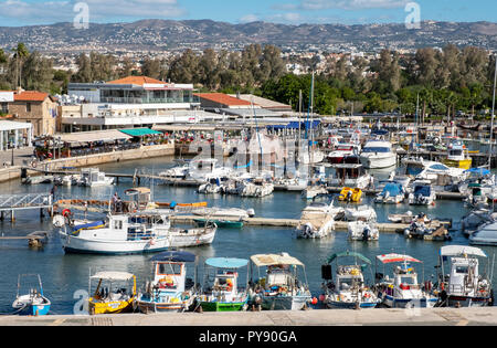 Una vista della zona turistica e porto di Pafo e Paphos, Cipro. Foto Stock