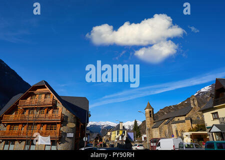 Arties villaggio chiesa di Lerida Catalogna di Spagna pirenei in Valle di Aran Foto Stock