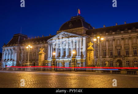Il Palazzo Reale di Bruxelles di notte Foto Stock