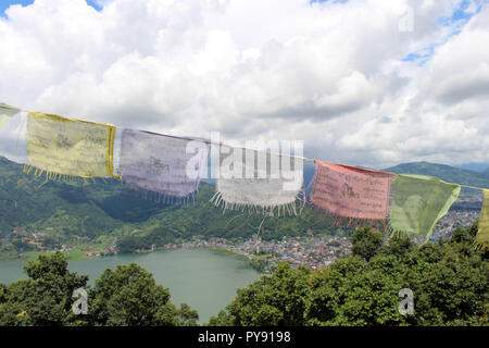 La preghiera di bandiere e di Pokhara città al mondo la pace Pagoda. Preso in Nepal, Agosto 2018. Foto Stock