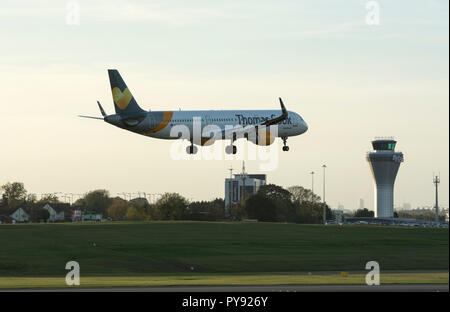 Thomas Cook Airbus A321 l'atterraggio all'Aeroporto di Birmingham, UK (G-TCDJ) Foto Stock