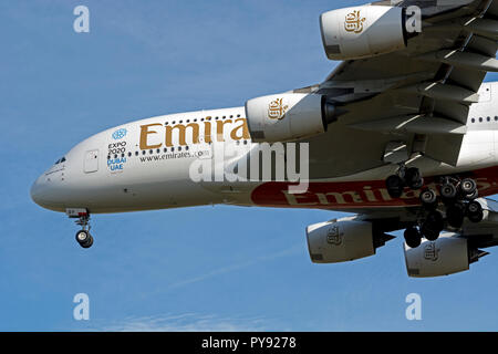 Emirates Airbus A380 l'atterraggio all'Aeroporto di Birmingham, UK (A6-EOY) Foto Stock