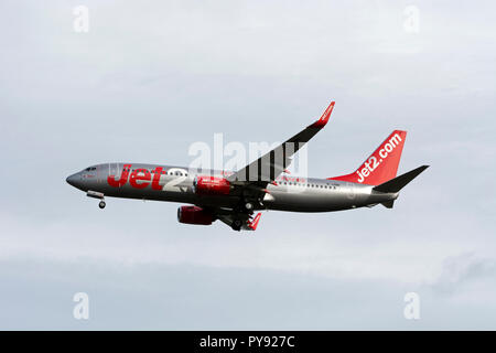 Jet2 Boeing 737-8MG l'atterraggio all'Aeroporto di Birmingham, UK (G-JZBK) Foto Stock