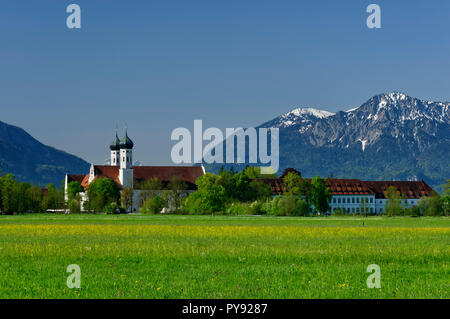 Abbazia di Benediktbeuern (Kloster Benediktbeuern), Monte Benedikttenwand sullo sfondo, alta Baviera, Baviera, Germania Foto Stock