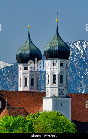 Abbazia di Benediktbeuern (Kloster Benediktbeuern), campanile della chiesa abbaziale, montagna Benedikttenwand sullo sfondo, alta Baviera, Baviera, Germania Foto Stock