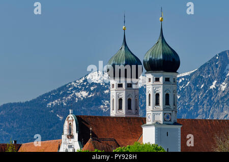 Abbazia di Benediktbeuern (Kloster Benediktbeuern), campanile della chiesa abbaziale, montagna Benedikttenwand sullo sfondo, alta Baviera, Baviera, Germania Foto Stock