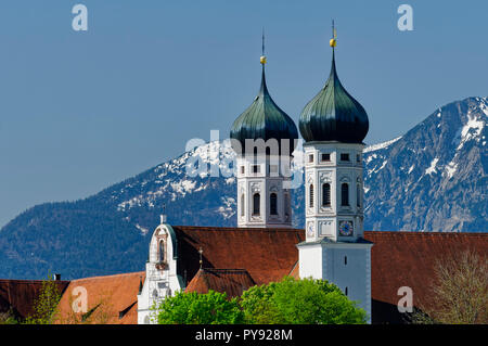 Abbazia di Benediktbeuern (Kloster Benediktbeuern), campanile della chiesa abbaziale, montagna Benedikttenwand sullo sfondo, alta Baviera, Baviera, Germania Foto Stock