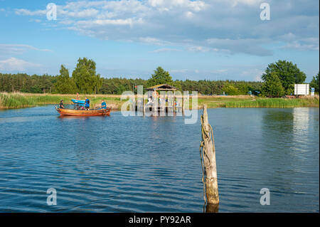 Barca a remi come il traghetto sul canal Baaber Bek, Sellin-Moritzdorf, Ruegen, Meclenburgo-Pomerania Occidentale, Deutschland, Europa Foto Stock