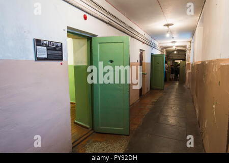 Vilnius Museo del Genocidio vittime, vista di un corridoio nel seminterrato del museo che mostra ex carcere di cellule utilizzate durante il nazismo e occupazioni sovietico. Foto Stock