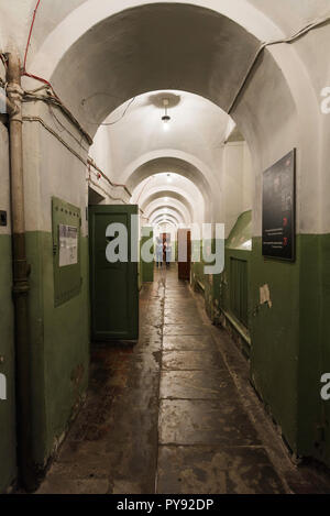 Vilnius Museo del Genocidio vittime, vista di un corridoio nel seminterrato del museo che mostra ex carcere di cellule utilizzate durante il nazismo e occupazioni sovietico. Foto Stock