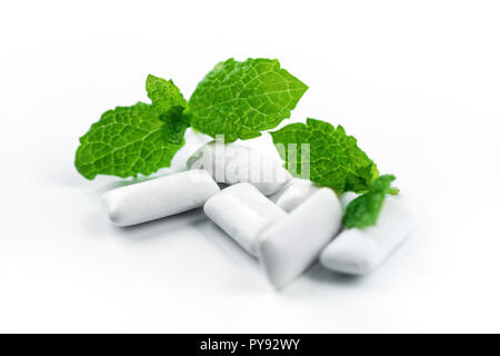 La gomma da masticare con aroma di menta su sfondo bianco Foto Stock
