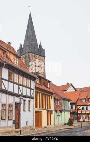 Strada con case con travi di legno e la torre 'Schreckensturm' nella città vecchia di Quedlinburg Foto Stock