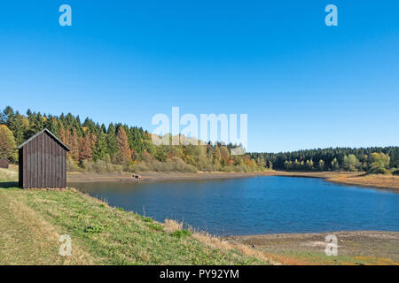 Lago mittlerer Pfauenteich' nella catena montuosa di Harz, Germania, con un basso livello di acqua a causa di un estate secca Foto Stock